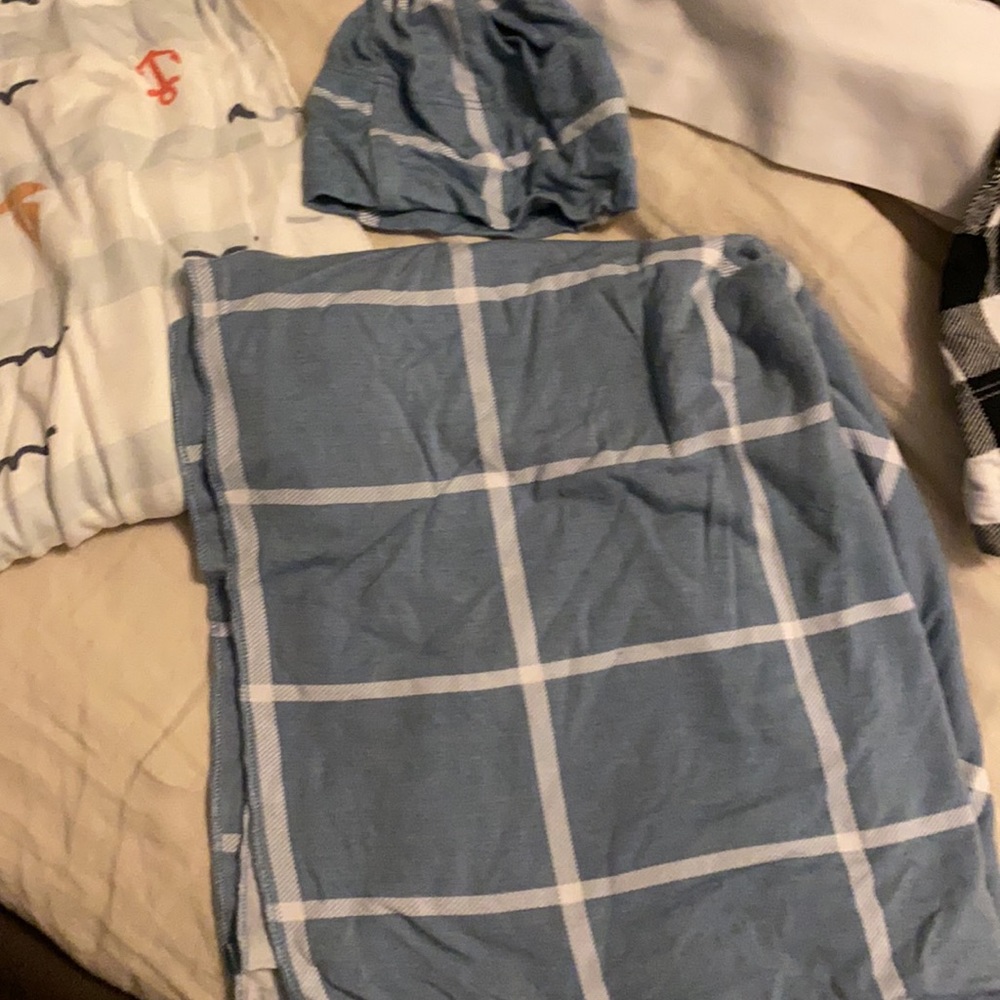 Swaddle and nb hat